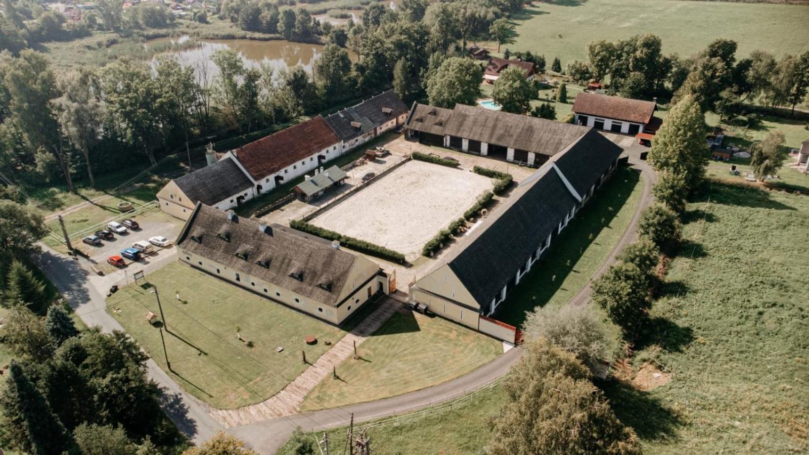 Dvur Olsiny -Hotel And Horse-Riding Карвіна Екстер'єр фото